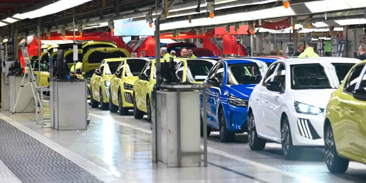 Ante aranceles de Trump;  Stellantis, dueña de Chrysler, Jeep y Dodge suspende labores en México