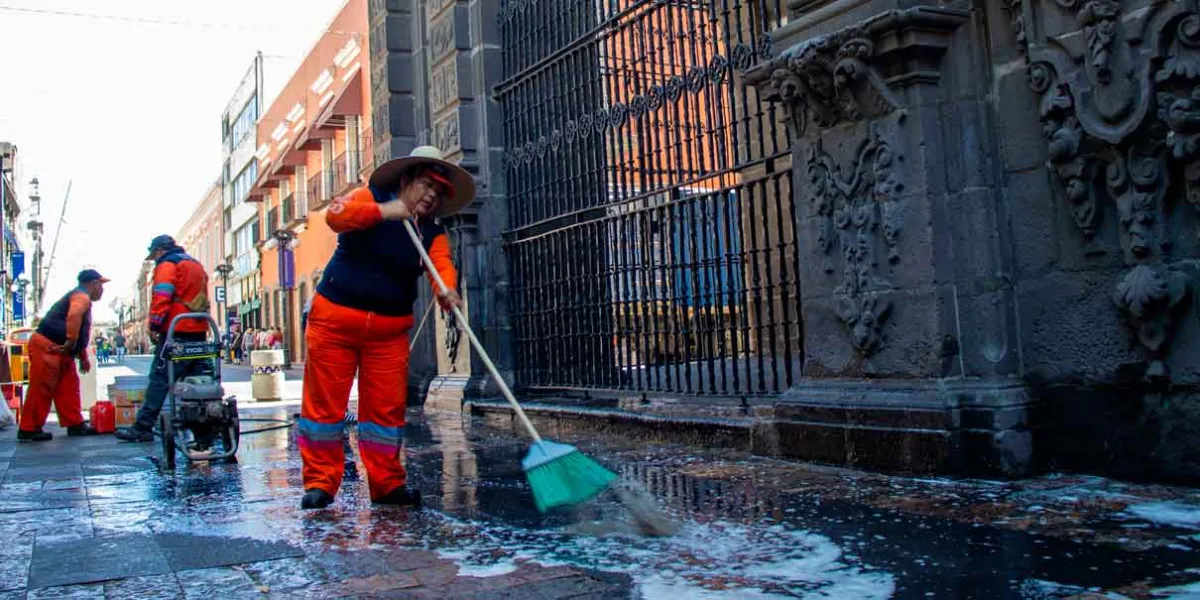 Se prepara la Ciudad de Puebla para recibir a turistas y locales con limpieza integral en templos históricos