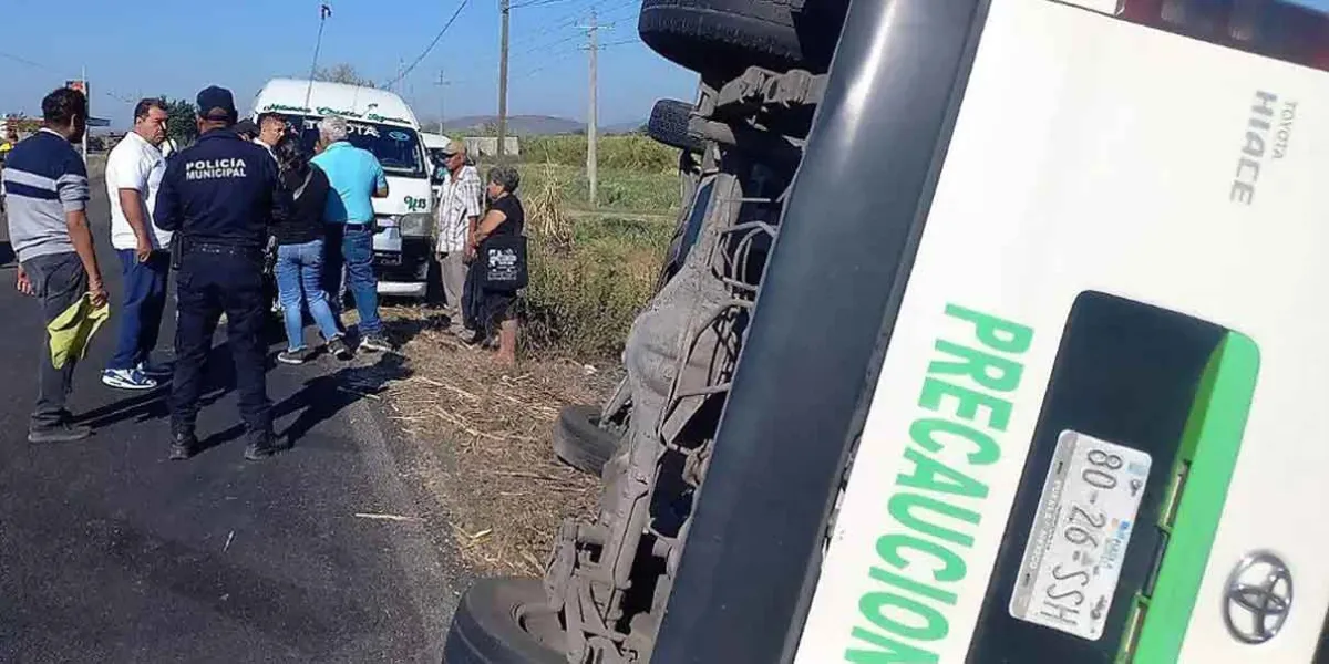 Tierra en la carretera provocó volcadura de ruta de transporte en Tilapa