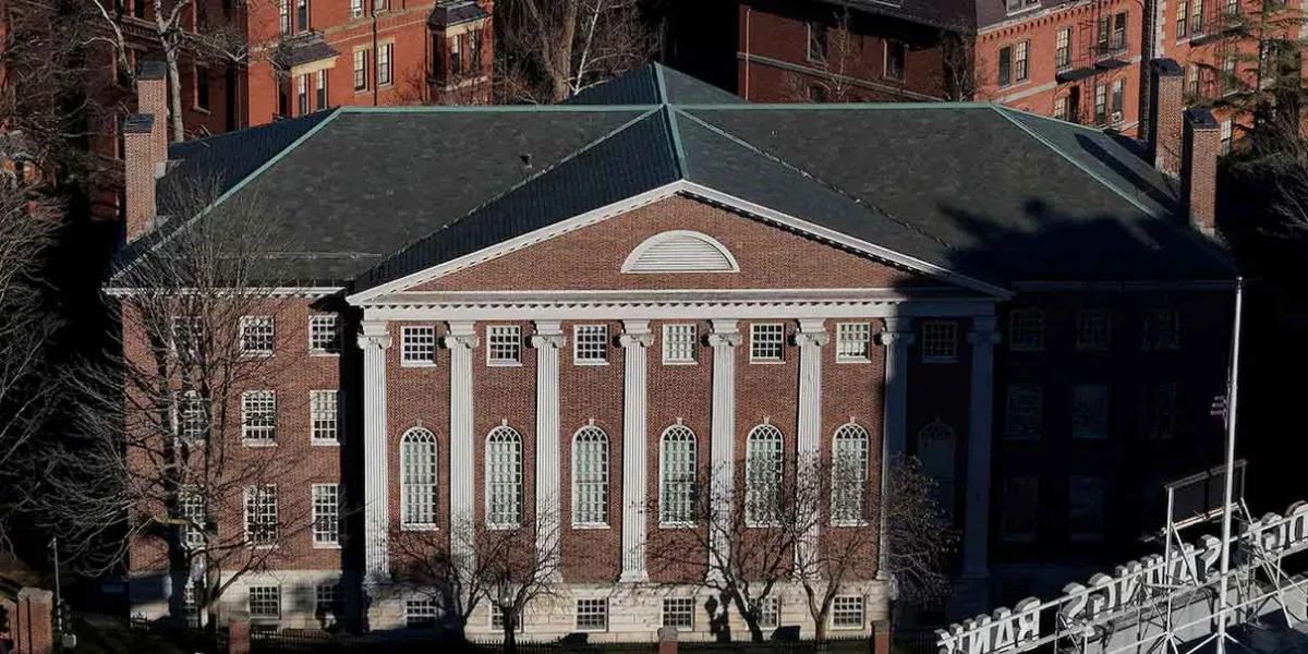 Trump corta millonario financiamiento a Harvard tras desacuerdo por política universitaria