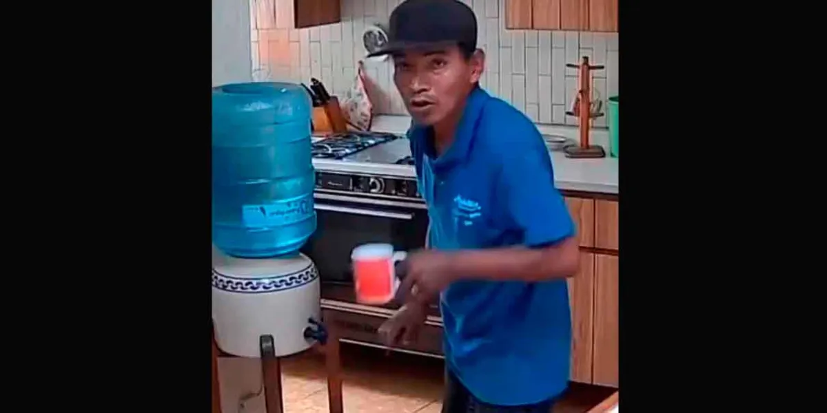 Ladrón se toma un descanso para beber agua durante un robo en Puebla