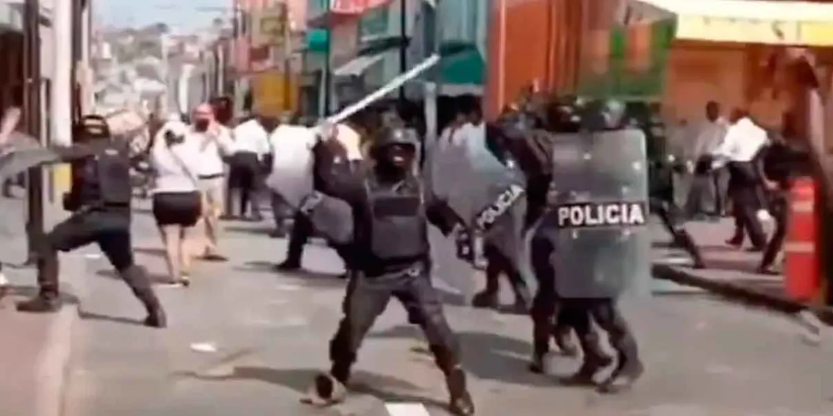 Batalla campal para retirar ambulantes de calles de Izúcar