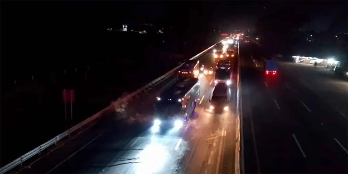 Bloqueo en autopista México-Puebla: Vecinos exigen traslado de herido en motocicleta