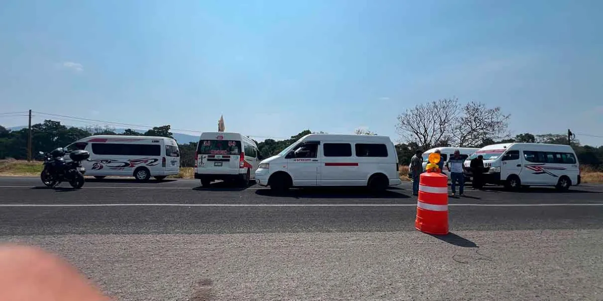 Transportistas denuncian invasión de ruta en Izúcar