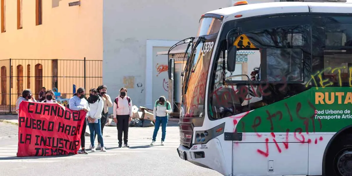 Normalistas de Teteles bloquean Puebla por falta de agua y recursos