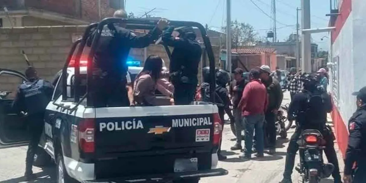 Acosador se salvó de ser linchado, policías lo rescataron en Tuxco