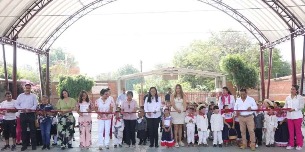 Ariadna Ayala entregó techado en preescolar de Atlixco
