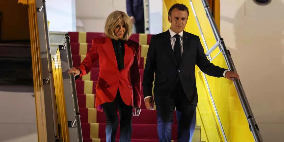 Brigitte Macron empuja a Emmanuel Macron en su llegada a Hanói