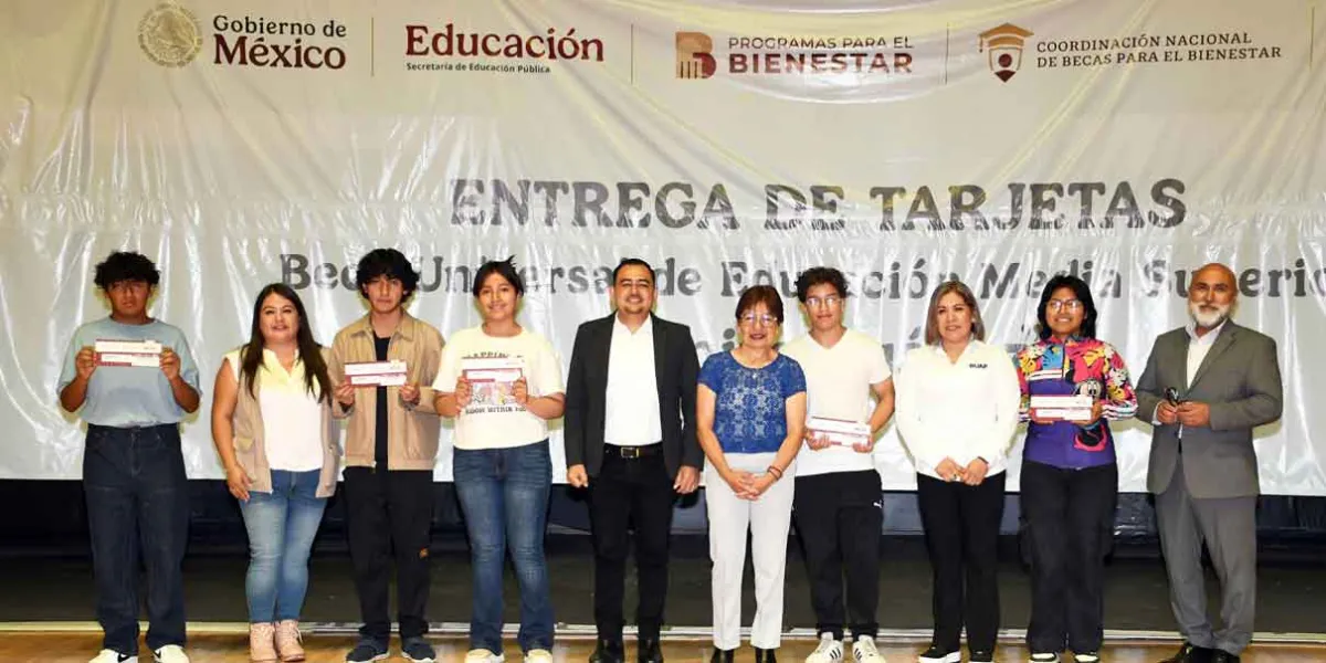 Entrega Rectora Lilia Cedillo tarjetas de la Beca Universal de Educación Media Superior “Benito Juárez”