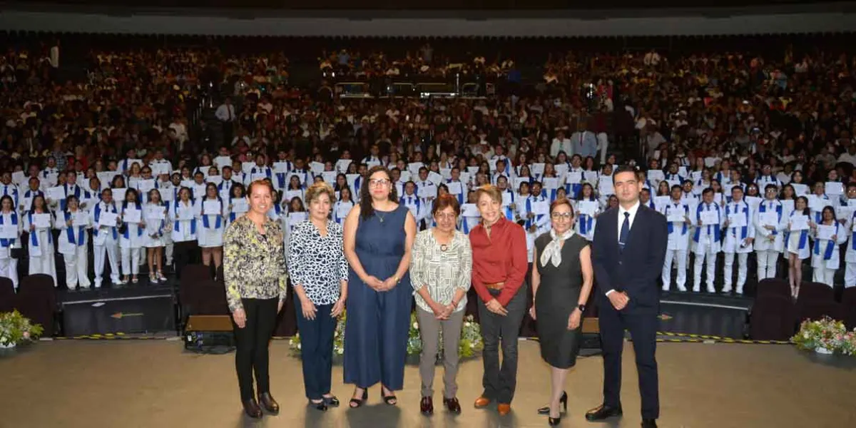Los médicos nunca deben perder su sensibilidad y sentido humanitario: Rectora Lilia Cedillo