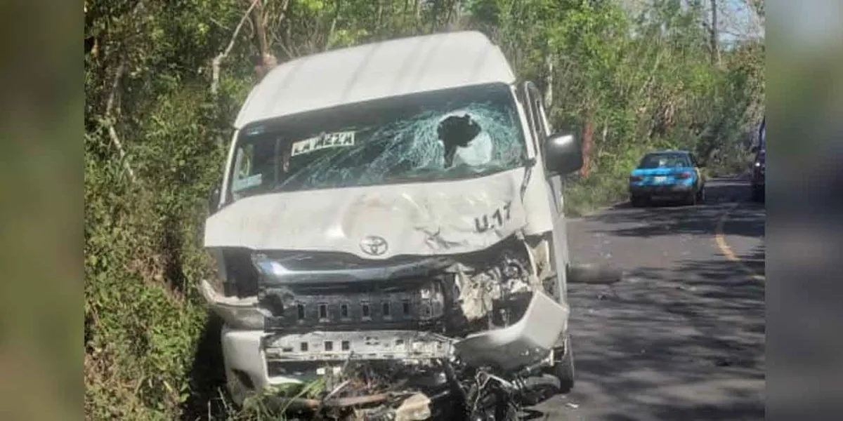 Motociclista muere al chocar contra colectiva en Venustiano Carranza