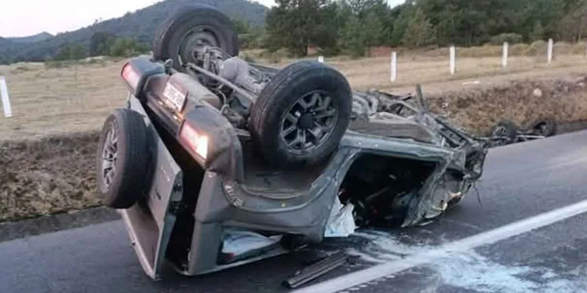 Mujer herida al volcar su camioneta en Pantepec