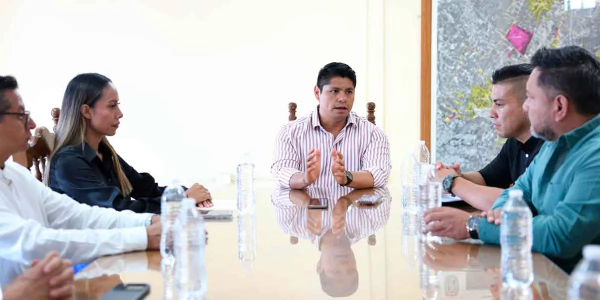 Omar Muñoz atiende a colonos inconformes con el desabasto de agua