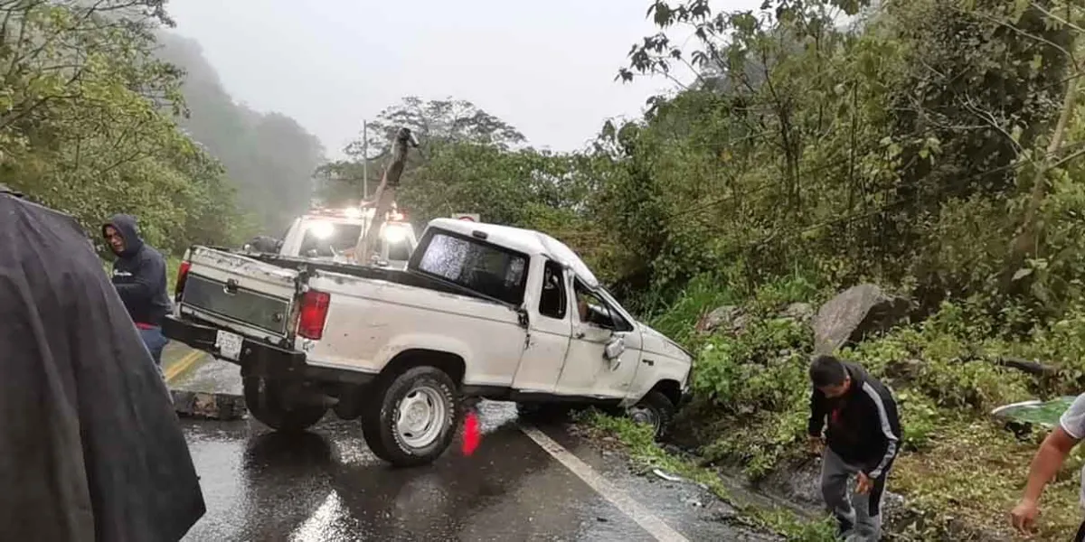 Una mujer lesionada al volcar camioneta en la Sierra Norte