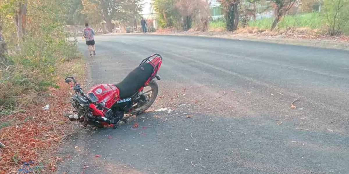En Izúcar, pareja sufre aparatoso accidente en moto; iba a exceso de velocidad