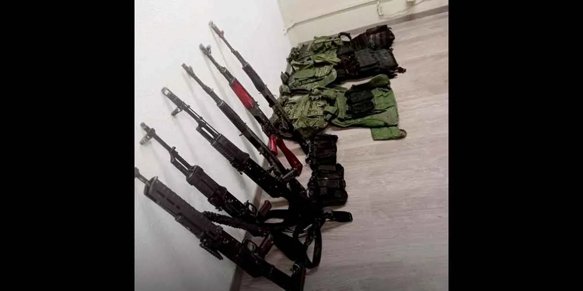 Autoridades aseguran vehículo robado y armamento en San Martín Texmelucan