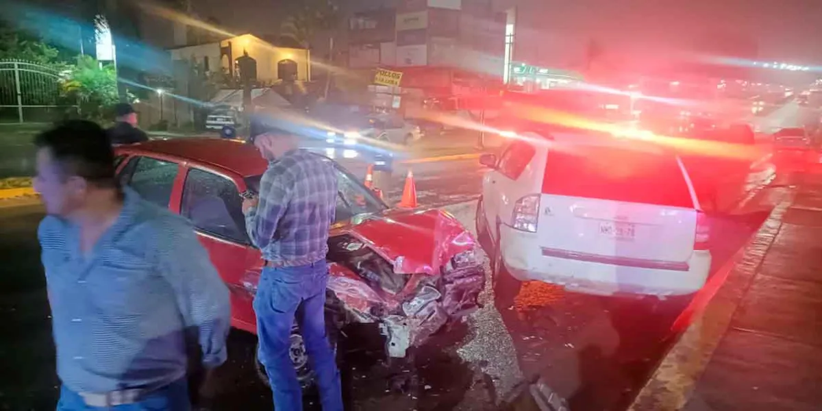 Accidente múltiple en Xicotepec deja daños materiales