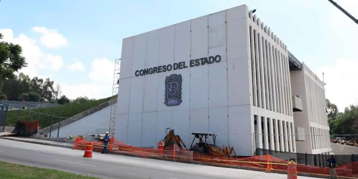 Primeras lluvias provocaron múltiples goteras en el Congreso de Puebla 