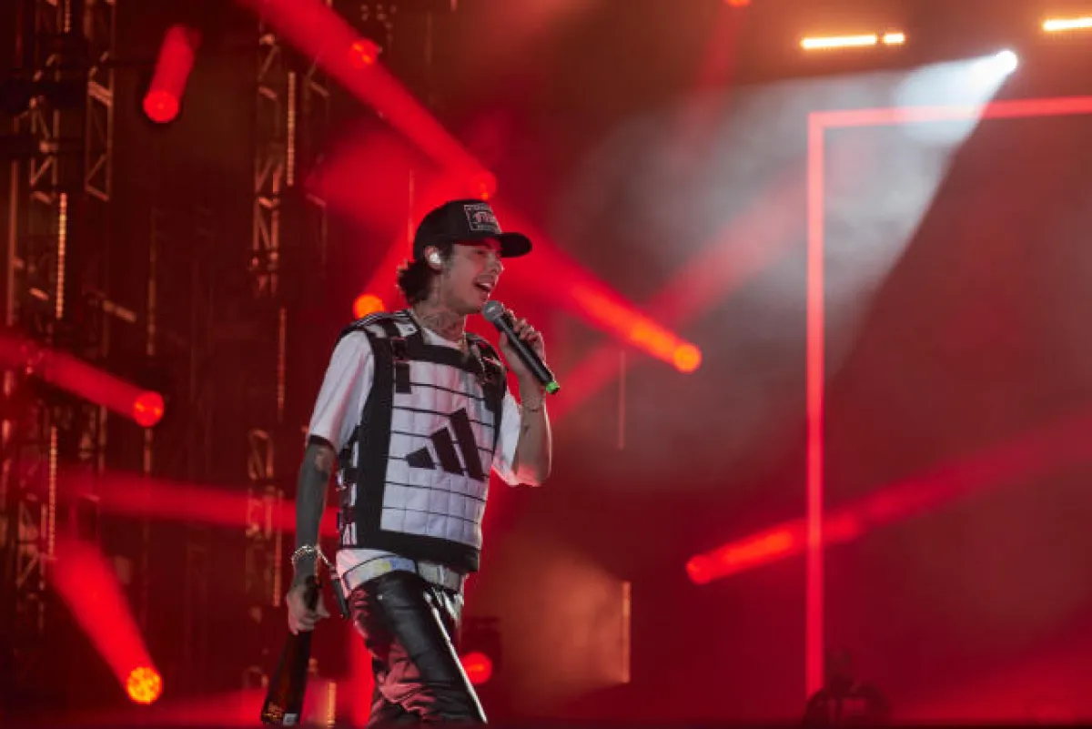 A pesar de las advertencias del gobierno de Aguascalientes, el cantante Natanael Cano generó polémica durante su concierto en el Palenque de la Feria de San Marcos 2025, al interpretar corridos prohibidos relacionados con el narcotráfico. El artista no solo rompió las reglas impuestas por las autoridades, sino que también criticó abiertamente las medidas frente a miles de asistentes.  El momento más tenso de la noche ocurrió durante la interpretación de “Pacas de billetes”, tema que hace alusión al número