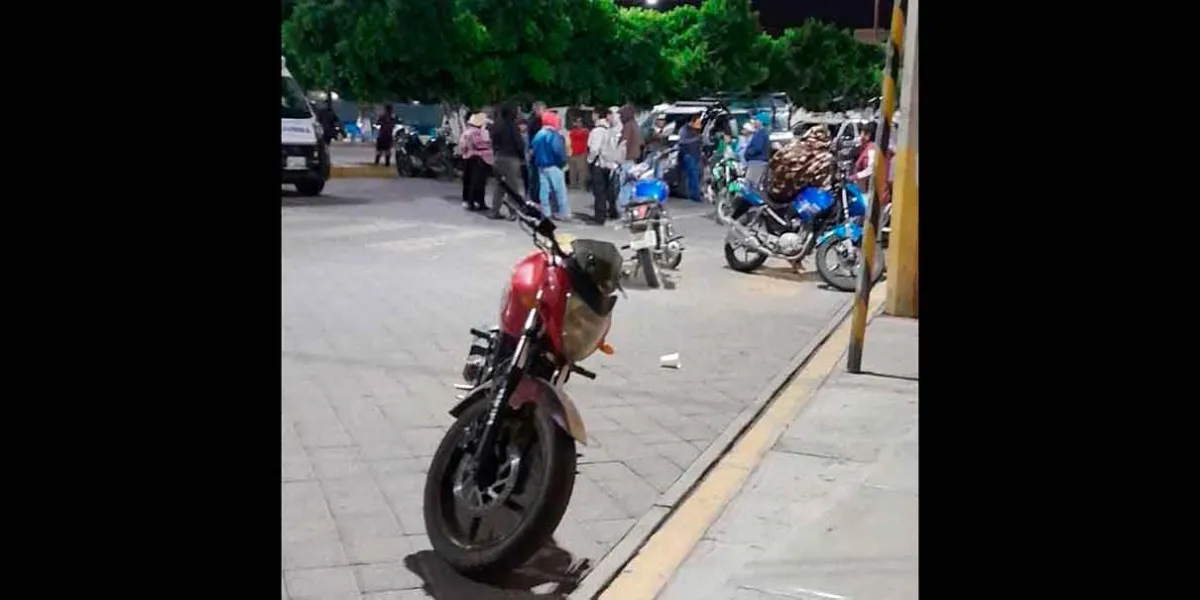 Vecinos retienen a tres mujeres por robar duraznos en Teotlalcingo; exigen reparación de daños