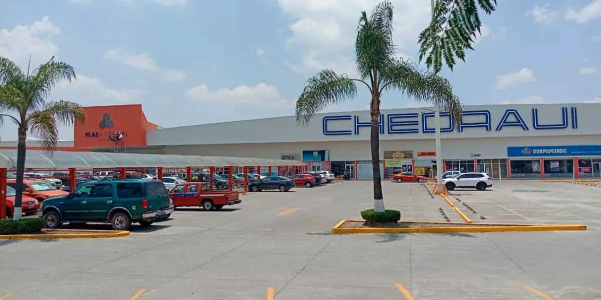 SOSAPATEX suspende descarga de aguas residuales en Plaza Crystal de Texmelucan por irregularidades