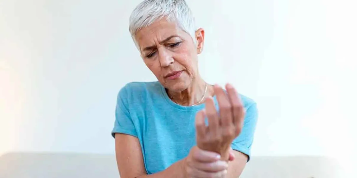 Fortalece tus huesos en la edad adulta: La importancia del calcio y las vitaminas D, K y C.