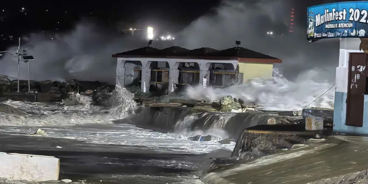 Así impactó huracán Erick ferozmente la bahía de Puerto Escondido