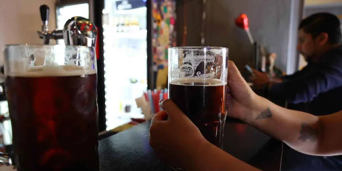 Decomisan alcohol a bares clandestinos en Puebla capital