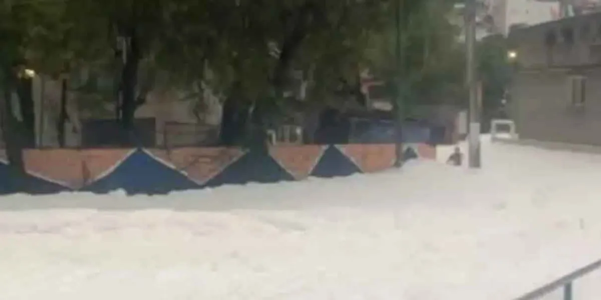 Espuma de aguas negras inunda calles de Naucalpan tras intensas lluvias