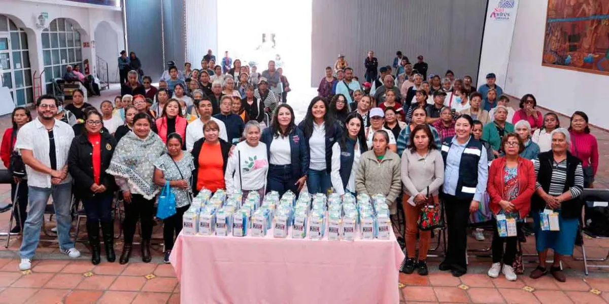 Impulsa Lupita Cuautle el autocuidado con entrega de kits de salud