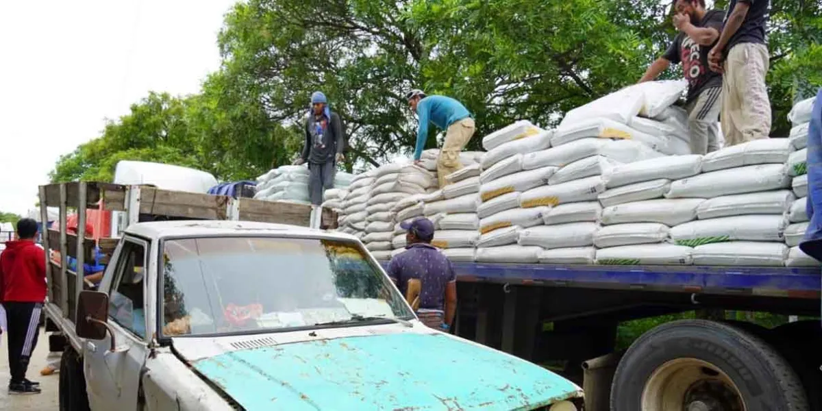 Productores de la Mixteca recibieroninsumos para el campo
