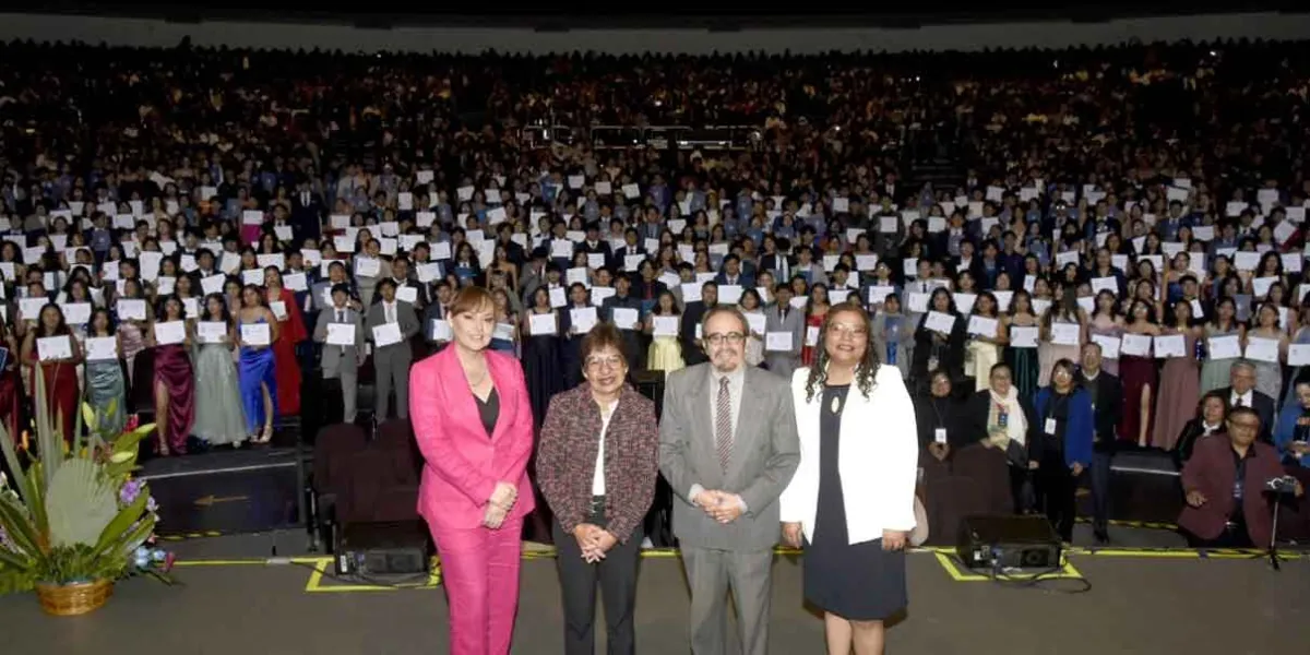 Lilia Cedillo encabezó la graduación de la Preparatoria Simón Bolívar y de Veterinaria