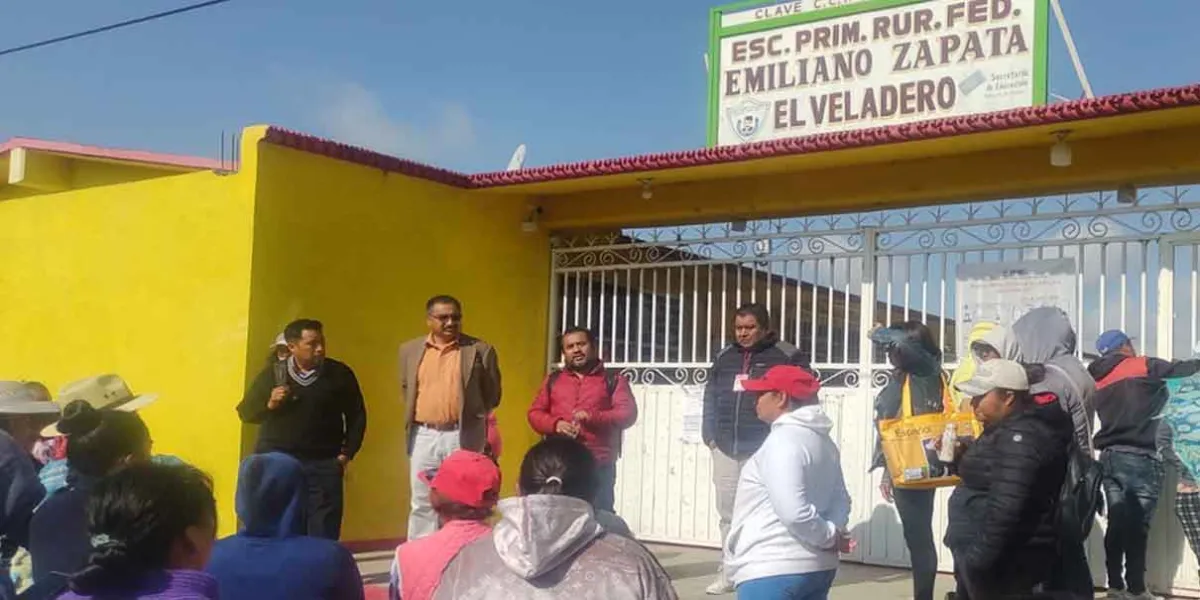 Maestra con 38 años de servicio denuncia acoso en Ciudad Serdán; buscan quitarle su plaza