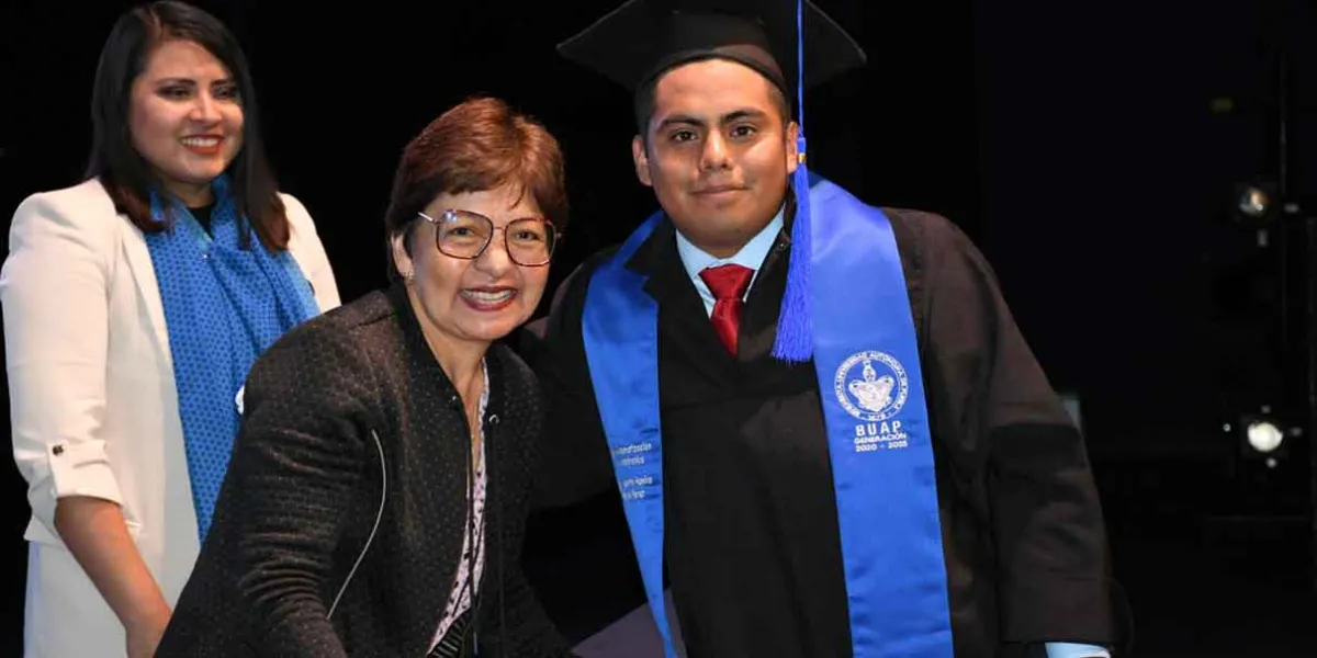 Rectora Lilia Cedillo preside ceremonias de graduación en el CCU