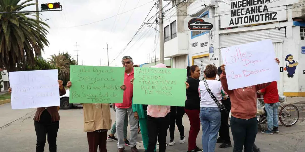 Vecinos bloquean la Diagonal Defensores para exigir reparación de calles en colonia López Mateos