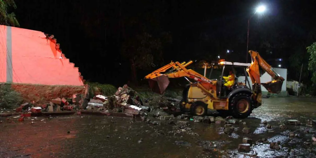 Lluvia derribó barda de la sede del Regimiento de Caballería de Atlixco