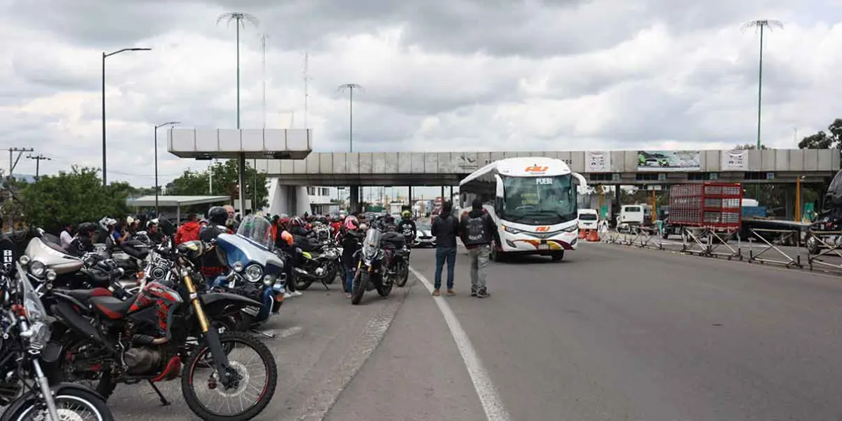 Motociclistas toman la caseta de Amozoc en protesta contra la "Ley Chaleco"