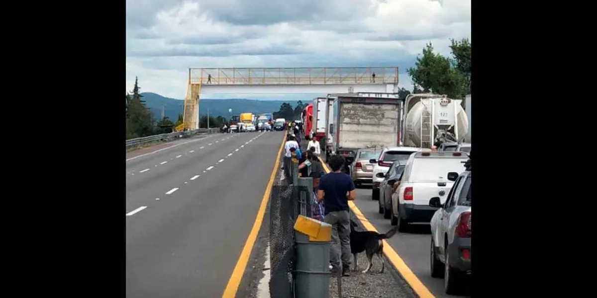 Ejidatarios bloquean la México–Puebla en Tlahuapan; exigen justicia por tierras expropiadas