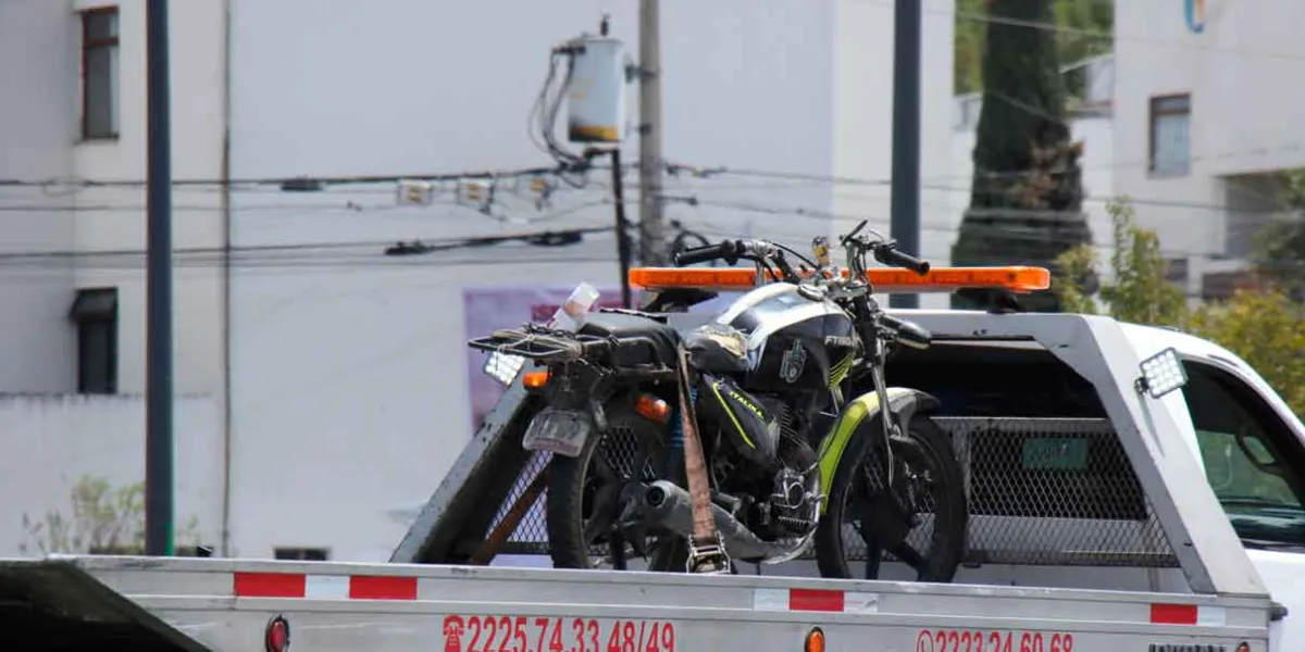 El cobro de servicio de grúa a motociclistas debe ser regulado