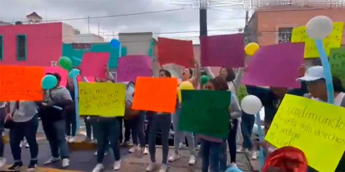 Padres y trabajadores exigen reapertura de guardería “Guardimundo” con cierre simbólico frente al IMSS Puebla