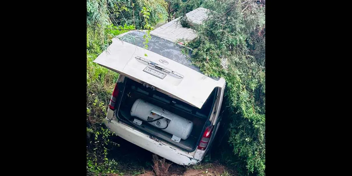 Falla en frenos provoca accidente en San Nicolás Zecalacoyan; cuatro personas resultan heridas