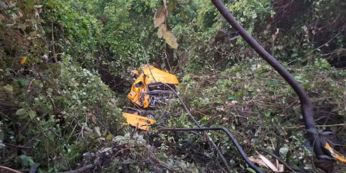 Cuatro muertos en la Sierra Norte, tráiler destrozó una camioneta