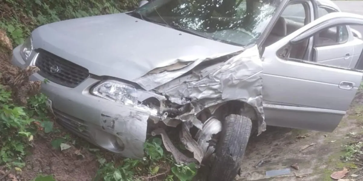 Impactante choque en Xicotepec deja daños y moviliza cuerpos de emergencia