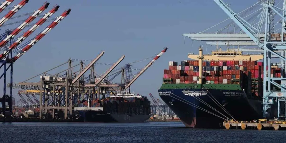 México negocia con EU para frenar arancel del 30% de Trump