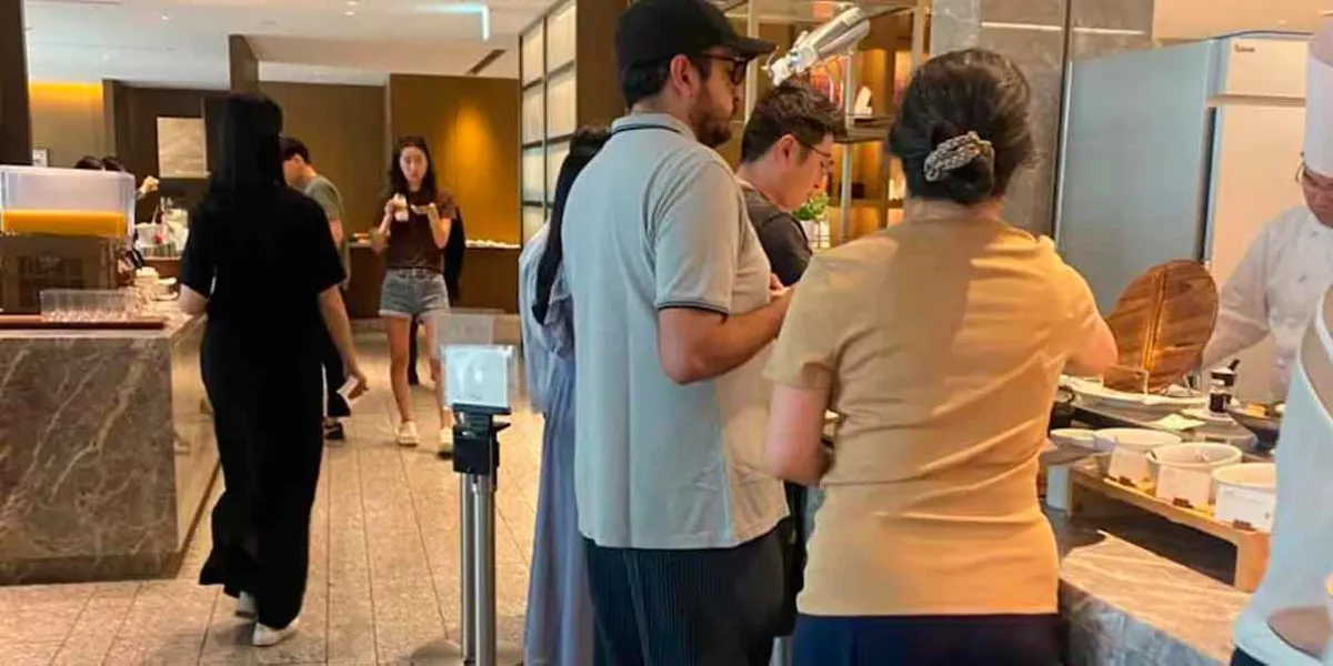 Polémica por viaje de Andy López Beltrán a Japón: fue captado en lujoso buffet del Hotel Okura en Tokio