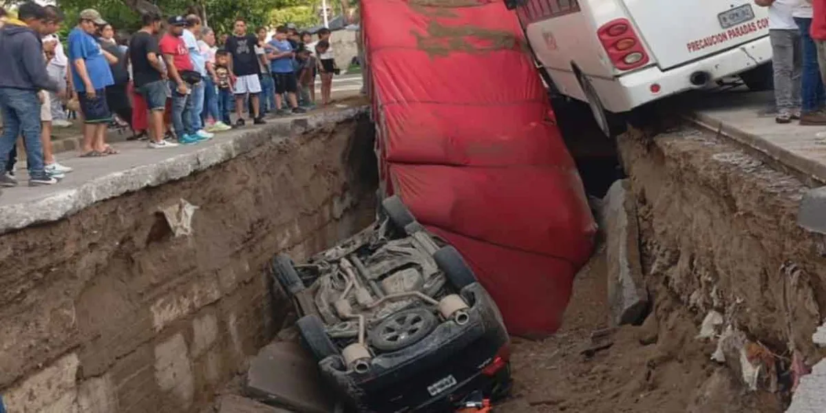 Socavón en Guadalajara traga vehículos y deja 4 heridos, entre ellos una bebé