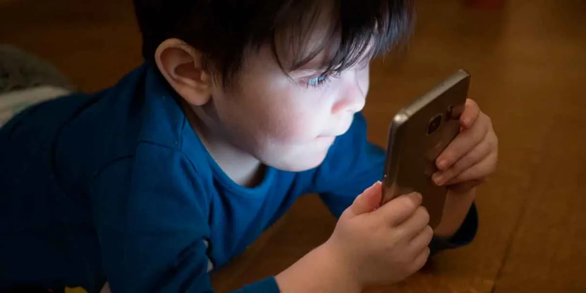¿Cuándo es adecuado dar un celular a un niño? Riesgos y recomendaciones
