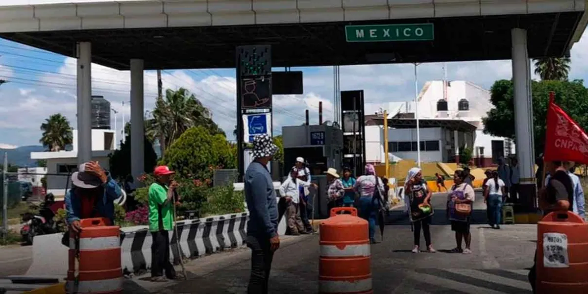 Bloqueos carreteros en la Sierra Negra, demandan servicios médicos y apoyos federales