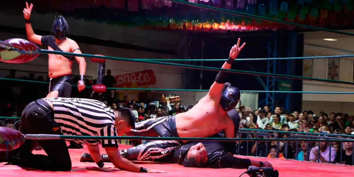 Espectáculo y adrenalina con lucha libre en la Feria de Atlixco