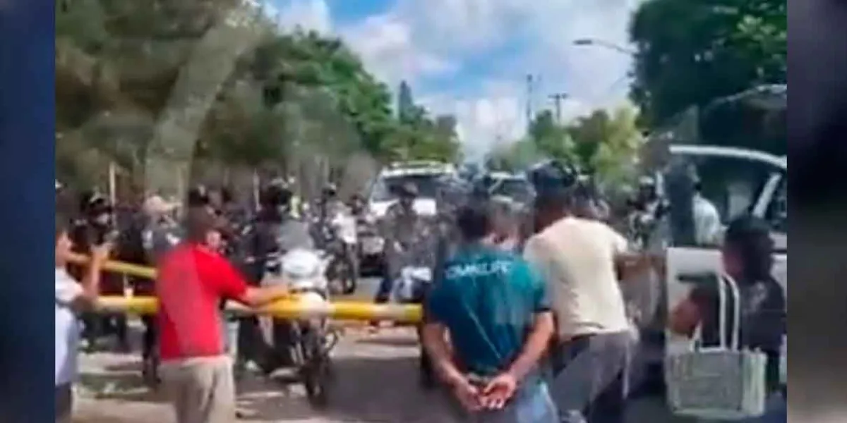 Fallido operativo contra motos robadas en San Baltazar Tetela; policías obligados a devolverlas